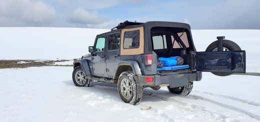Der Jeep Wrangler wird mit Matratze zum Offroad Stealth Camper