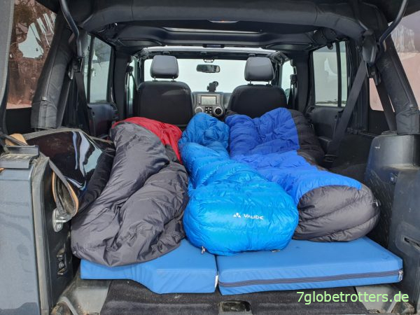 3 Schlafplätze auf der Matratze im Jeep Wrangler
