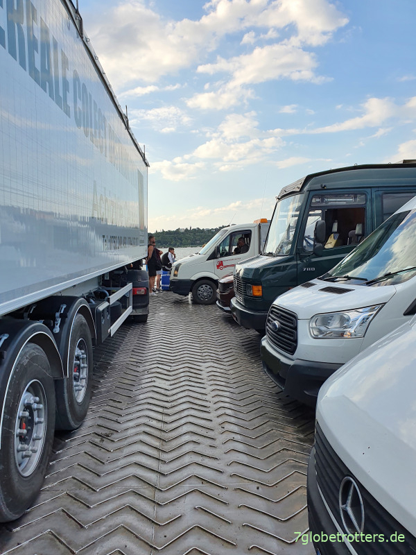 LKW, Wohnmobil und Transporter auf der Autofähre I.C. Brătianu - Galaţi über die Donau