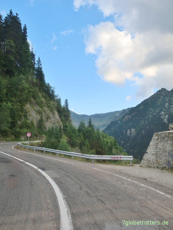Wohnmobil-Fahrt über den Transfăgărășan-Pass in den rumänischen Karpaten