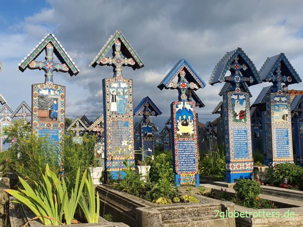 Fröhlicher Friedhof Săpânța Rumänien: Grabsteine mit lustigen Texten