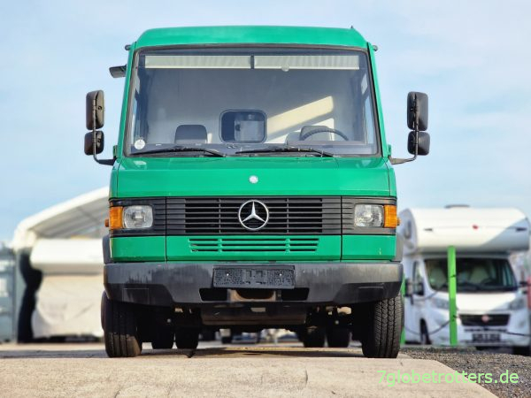 Mercedes 711 D als Gefangenentransporter beim Händler