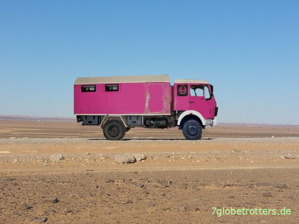 Mercedes NG 1019 A Kung lila Expeditionsmobil in Marokko