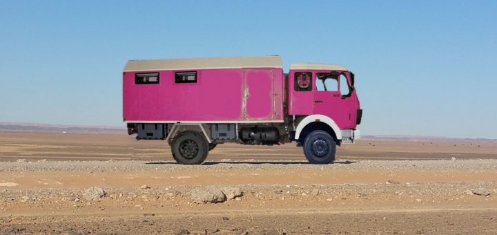 Mercedes NG 1019 A Kung lila Expeditionsmobil in Marokko