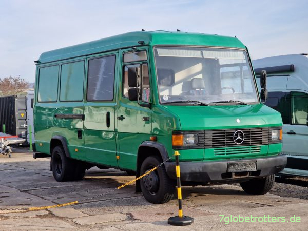 Polizeigrüner Mercedes 711 D Gruppenkraftwagen