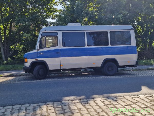 Silber-blauer Mercedes 711 Gruppenkraftwagen