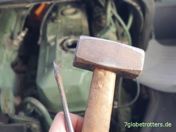 Kontermutter Ölabscheider Zylinderkopfhaube OM 364 mit Hammer und Schraubenzieher aufstemmen
