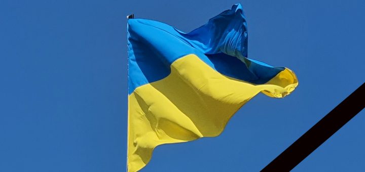 Ukraine Flagge in Trauer