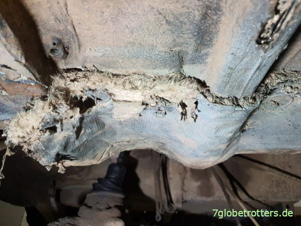 Asbest-verdächtige Wärmedämmung am Mercedes 250 GD Wolf