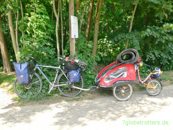 Ein echter 4-Achser: Gespann aus Fahrrad mit Anhänger und Nachläufer