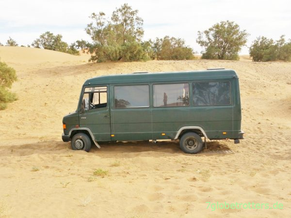 Offroad-Wohnmobil Mercedes 711 in der Wüste