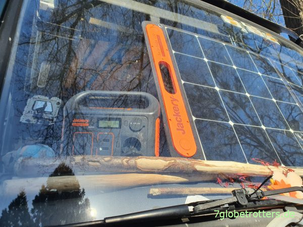 Mobiles Solar-Komplettset mit Speicher bei der Nutzung im Wohnmobil