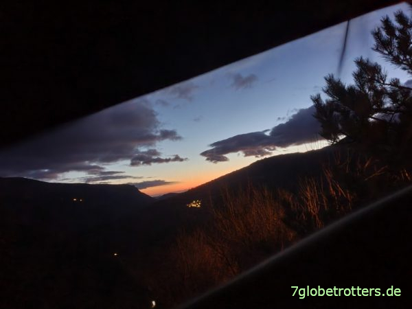 Sonnenaufgang im Aufstelldach (7 Uhr, Februar, Pyrenäen)