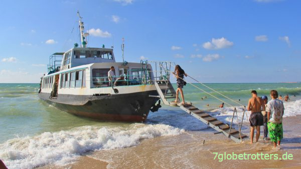 Ausflugsboot am Strand von Sewastopol