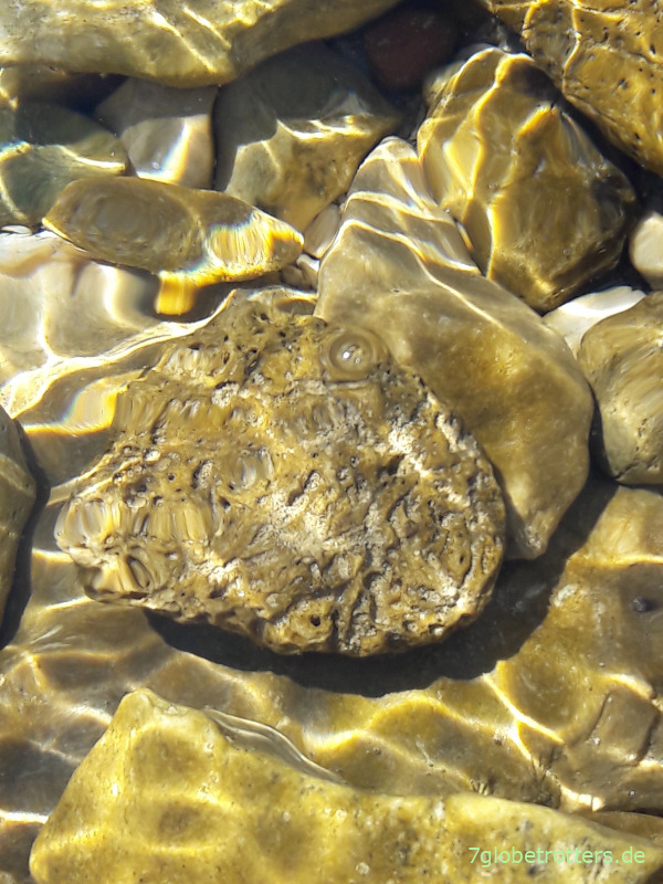 Stehpaddel-test mit dem SUP im Meer vor Kroatien