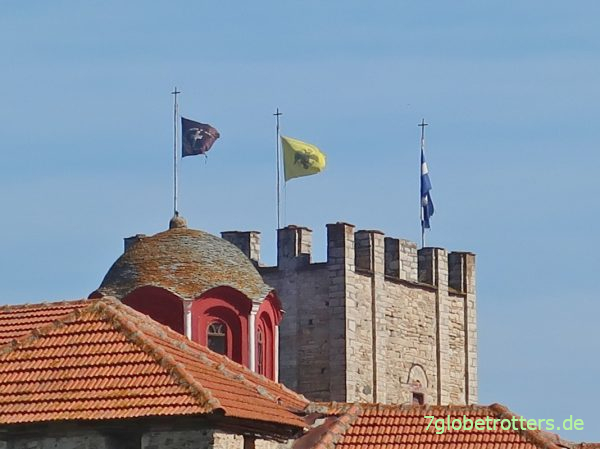 Zelotenflagge über dem Kloster Esfigmenou