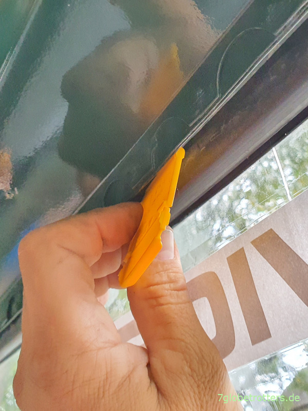Abdichtung der Frontscheibe mit Kunststoffkeil hinter den Fensterrahmen drücken