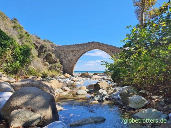 Alter Wanderweg am Berg Athos über die Velas-Brücke