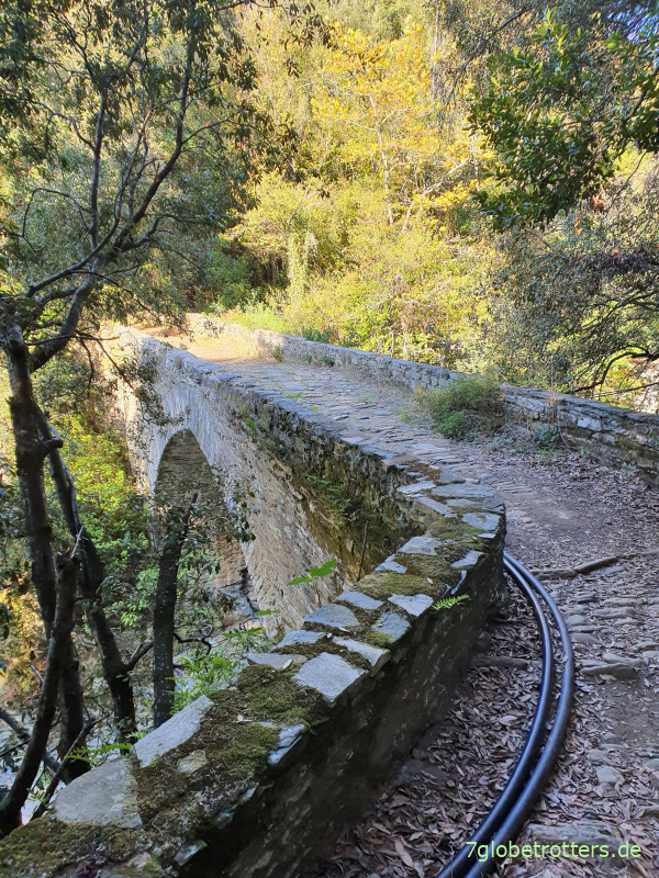 Alte Bogenbrücke über den Koutloumousiou-Canyon