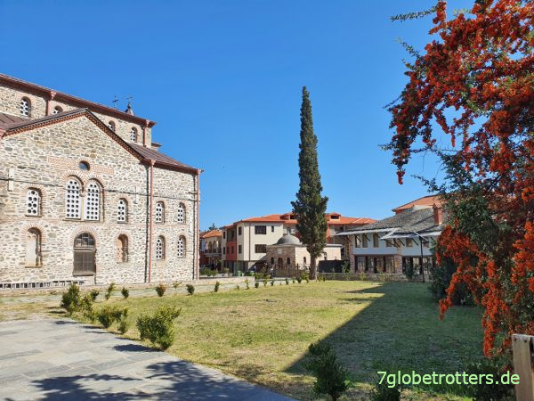 Zentraler Platz von Karyes mit der Kirche Protaton