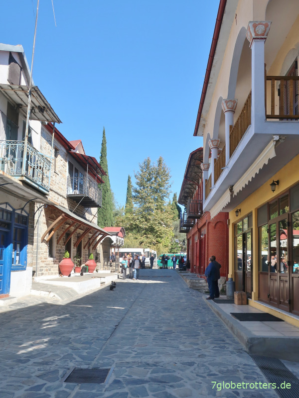 Hauptstraße von Karyes mit Tavernen links und Einkaufsläden rechts