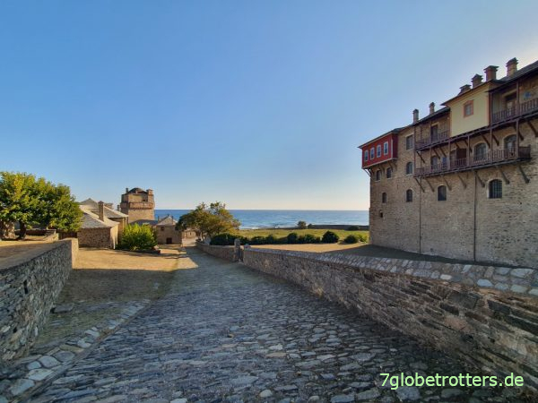 Kloster Iviron auf Athos mit dem Hafen