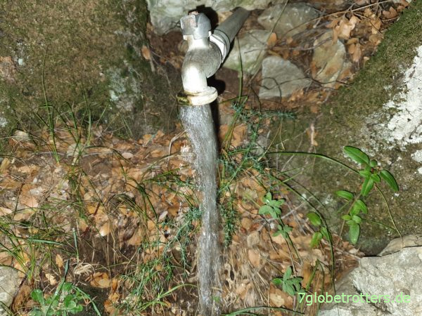 Trinkwasserquelle beim Aufstieg zum Athos-Gipfel