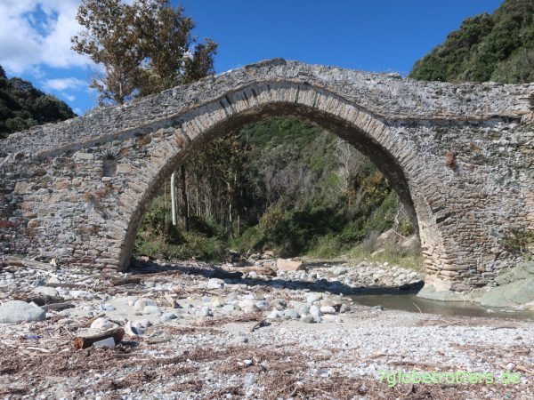 Wandern auf Berg Athos, Velás-Brücke