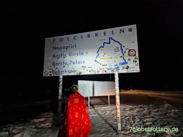 Polarlicht-Hotspot am Polarkreis-Schild der E10 in Schweden