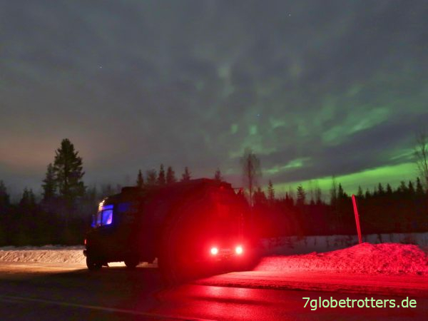 Polarlichter über der E10 am Polarkreis in Schweden