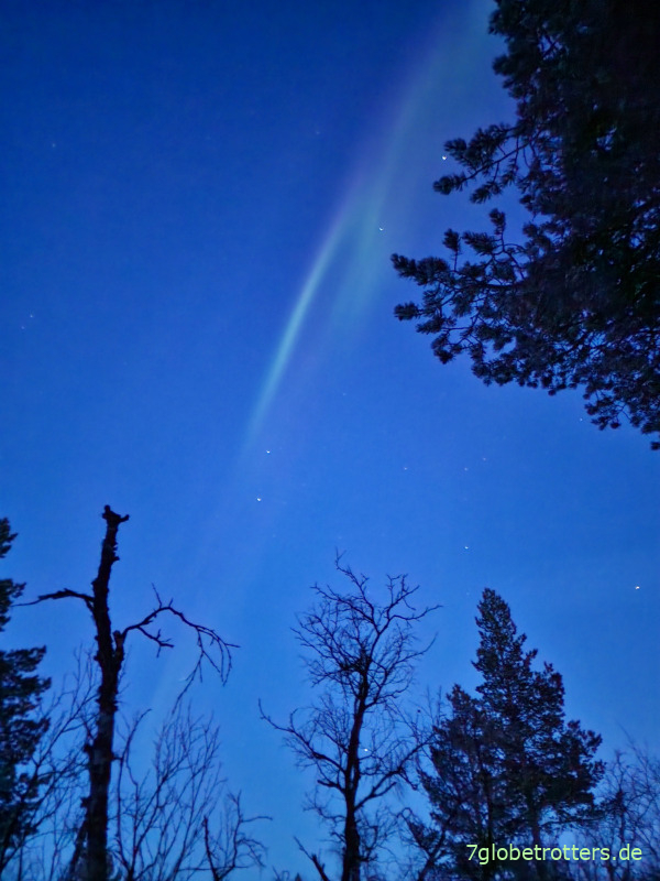 Erste Nordlichter um 17:30 Uhr am südlichen Nachthimmel über Kiruna