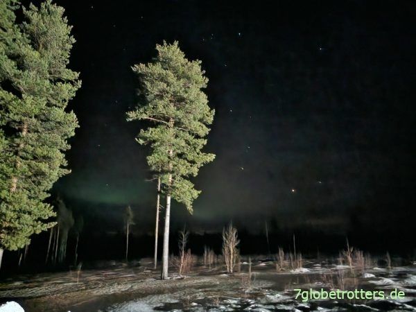 Handyfoto der Nordlichter am Polarkreis in Schweden