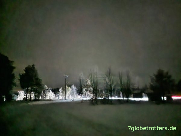 Handyfoto von Nordlichtern über der Straße nach Kiruna