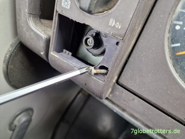 Lösen der linken Schraube Instrumententräger am Armaturenbrett Mercedes 711