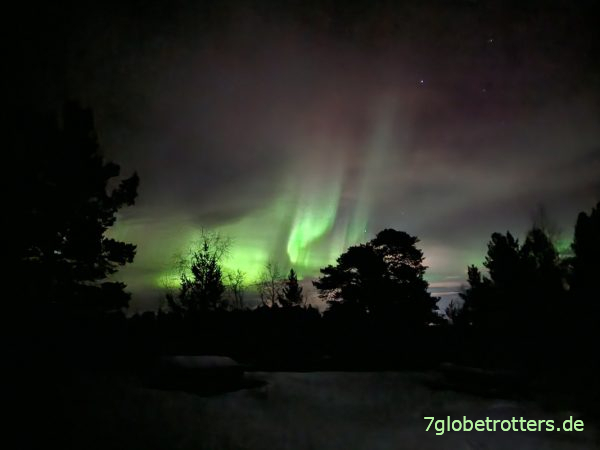 Nordlichter bei bewölktem Himmel (Handyfoto)
