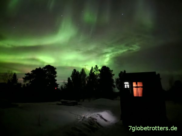 Nordlichter über Kiruna bei bewölktem Himmel finden