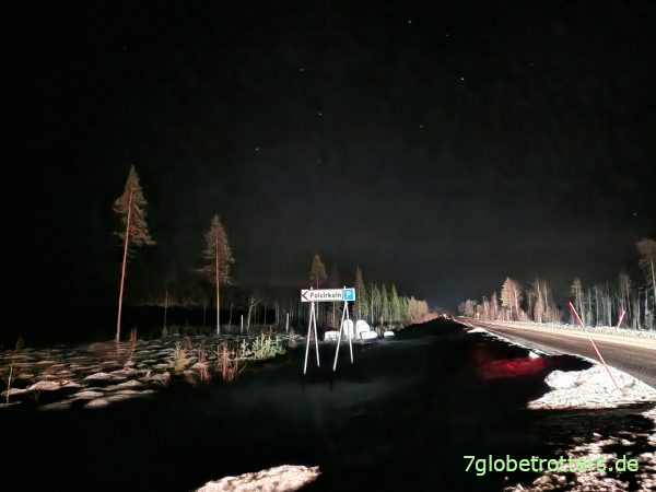 Blasse Polarlichter in Schweden am Polarkreis-Parkplatz