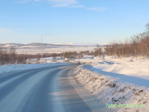 Straße neben der Erzbahn von Kiruna nach Narvik