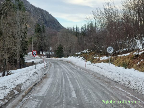 Winterliche Straße in Norwegen erfordert Winterausrüstung
