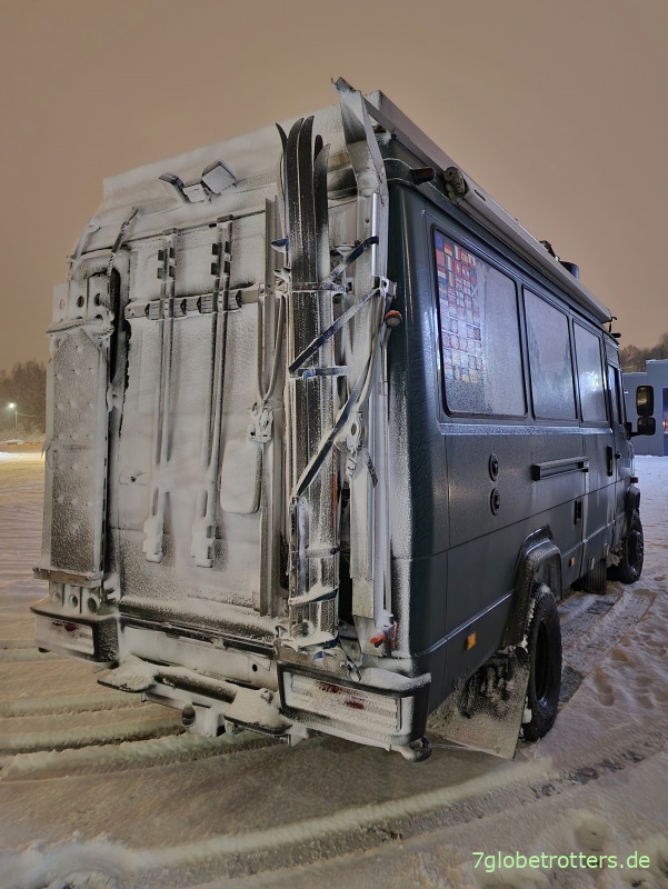 Norwegen: Wohnmobil nach der Winter-Fahrt über die E6 in Mo i Rana