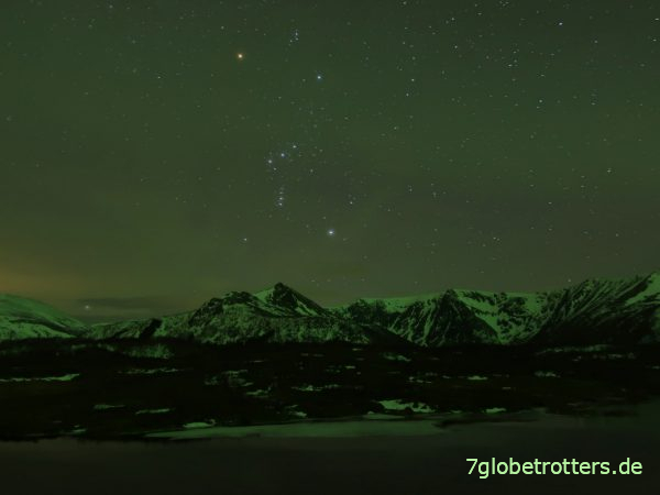 Grüner Nordlichthimmel mit dem Orion im Süden