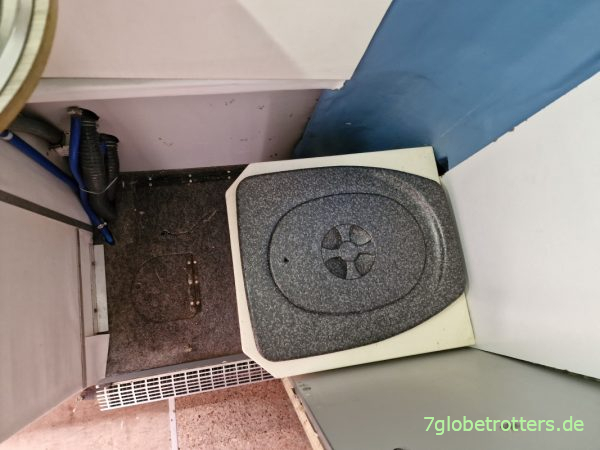 Test der Trockentrenntoilette aus Holz im Wohnmobil