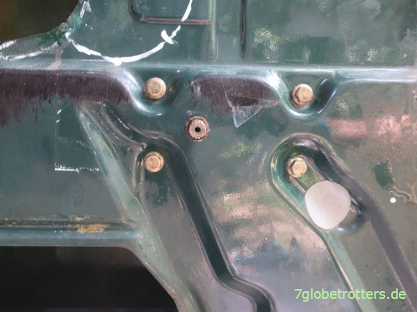 4 Schrauben für den Fensterheber am Mercedes T2N lösen