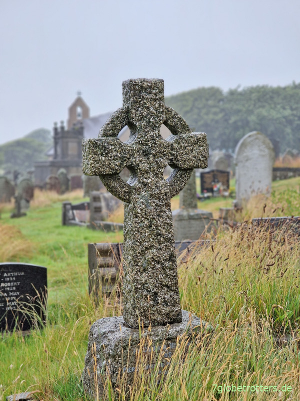 Alte keltische Steinkreuze auf dem Friedhof in Maughold