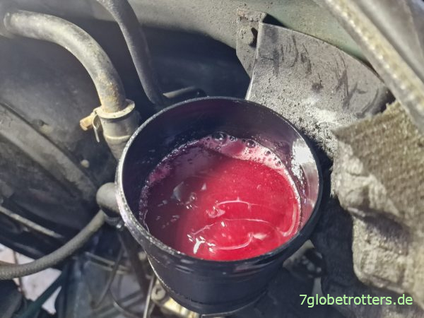 Ölwechsel der Servolenkung LS2A am Mercedes T2N Ölwechsel der Servolenkung LS2A am Mercedes T2N