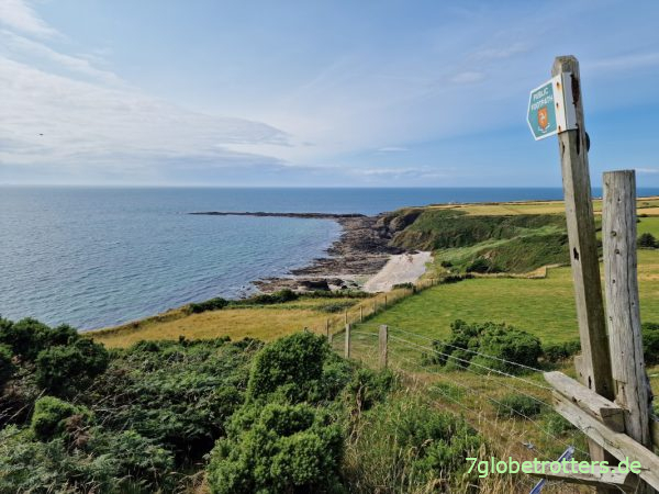 Stacheliger Küstenwanderweg zum White Niarbyl Beach auf der Isle of Man