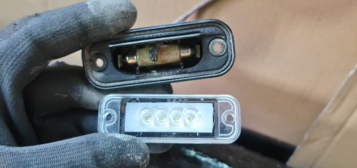 Vergleich der LED-Kennzeichenleuchte mit der alten Soffitte von Mercedes 711