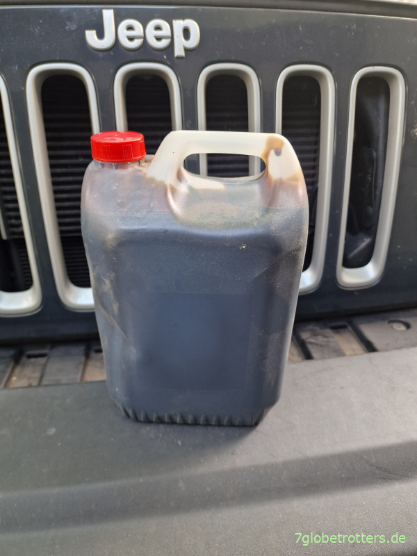 5 Liter Altöl nach dem Motorölwechsel Jeep Wrangler 3.6 V6