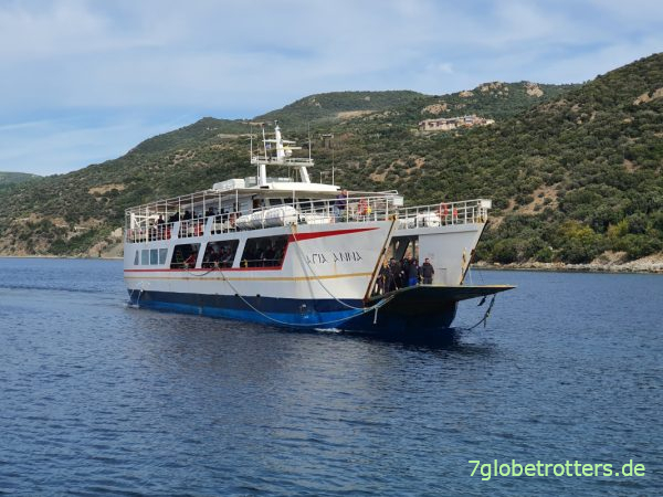 Fähre Agia Anna im Hafen Dafni mit dem Kloster Xeropotamou