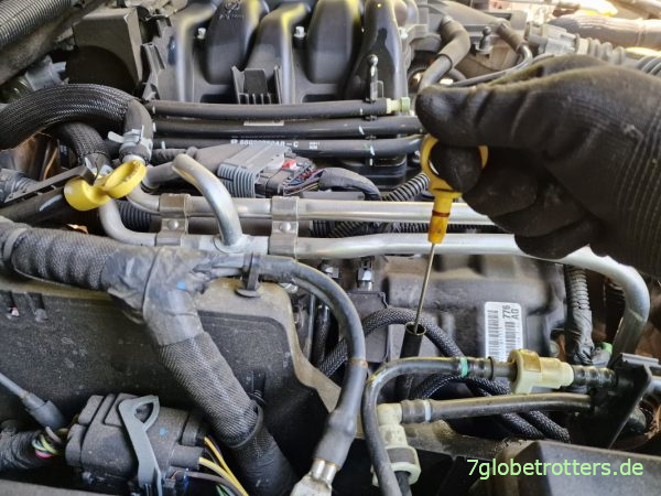 Motorölstand kontrollieren am Jeep Wrangler 3.6 V6